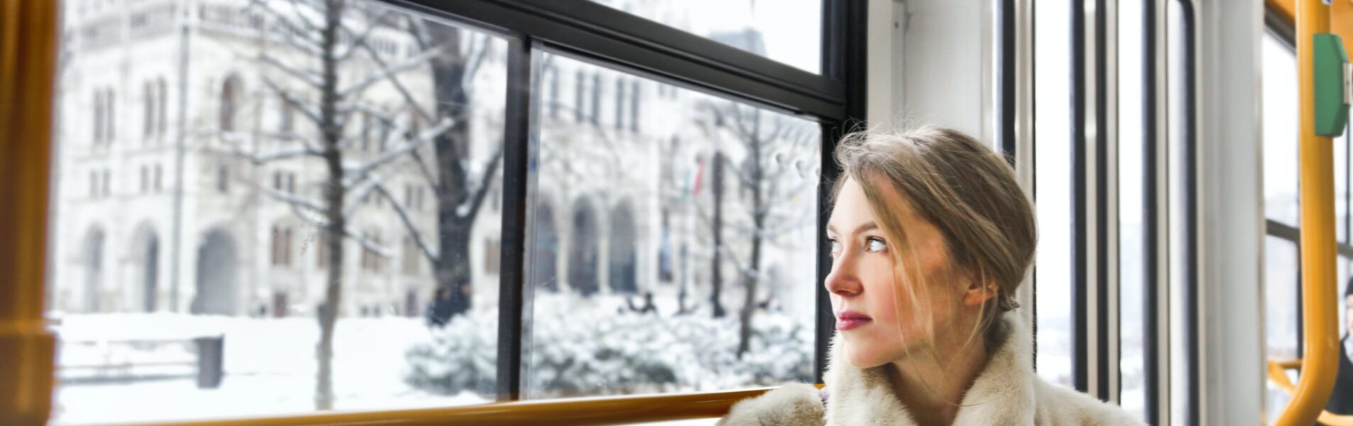 vrouw kijkt uit raam Immuunsysteem - YPC
