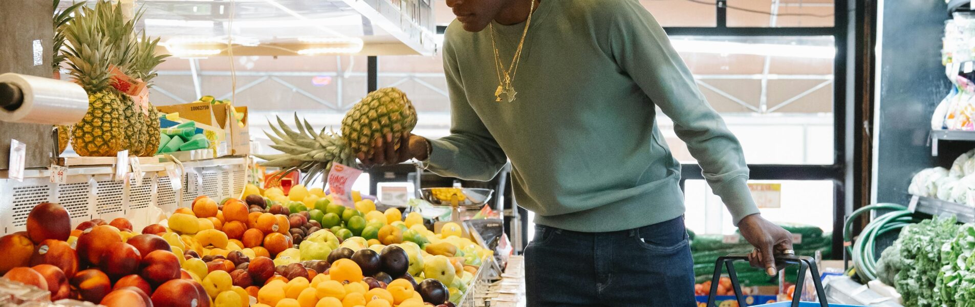 man in supermarkt gezonde producten