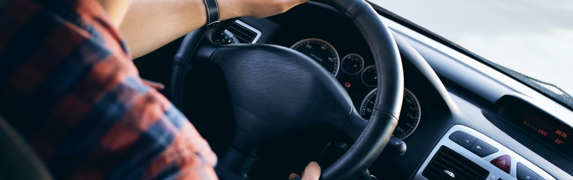vrouw met gezonde leefstijl onderweg
