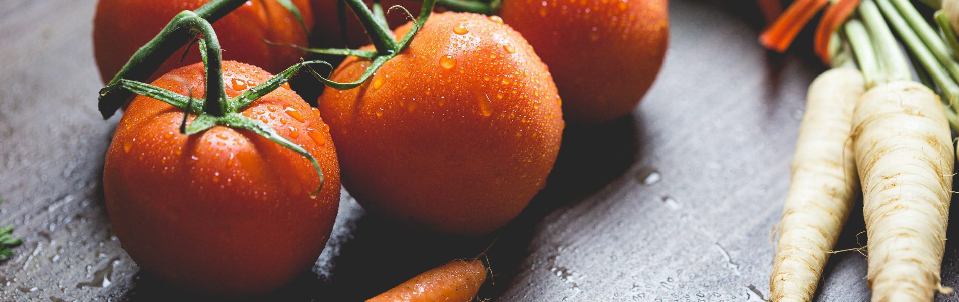 tros tomaten, bospenen en witte penen voor intuïtief eten