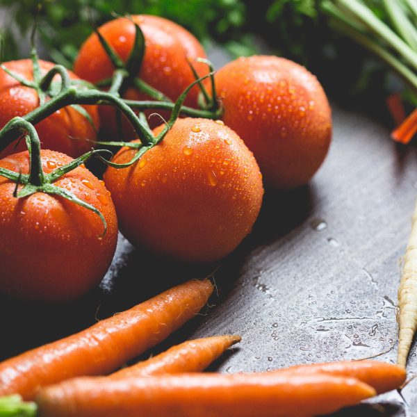 tros tomaten, bospenen en witte penen voor intuïtief eten
