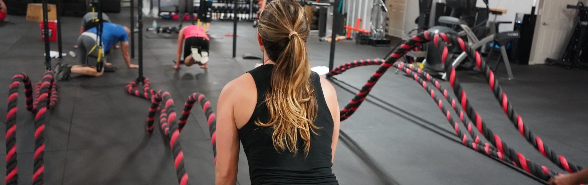 Vrouw die haar spiergroepen aan het trainen is door middel van een touw oefening