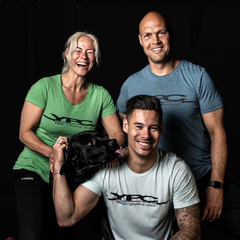 Nicolette, Ronald en Rino lachend op de foto.