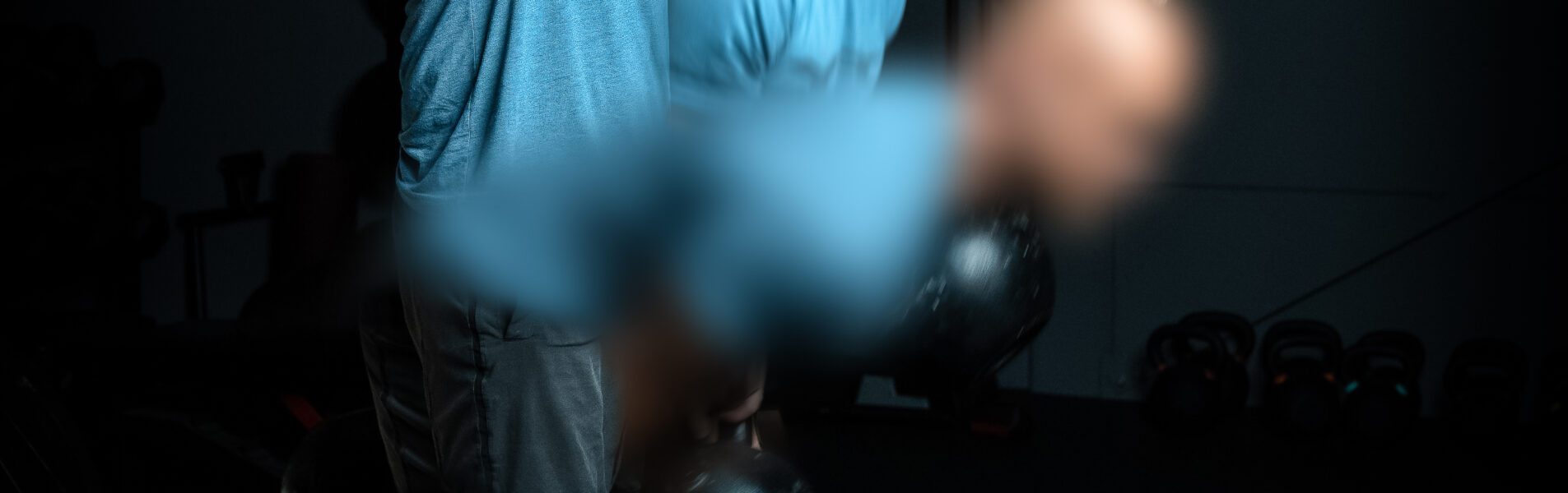 Trainer Ronald voert een kettlebell swing uit.
